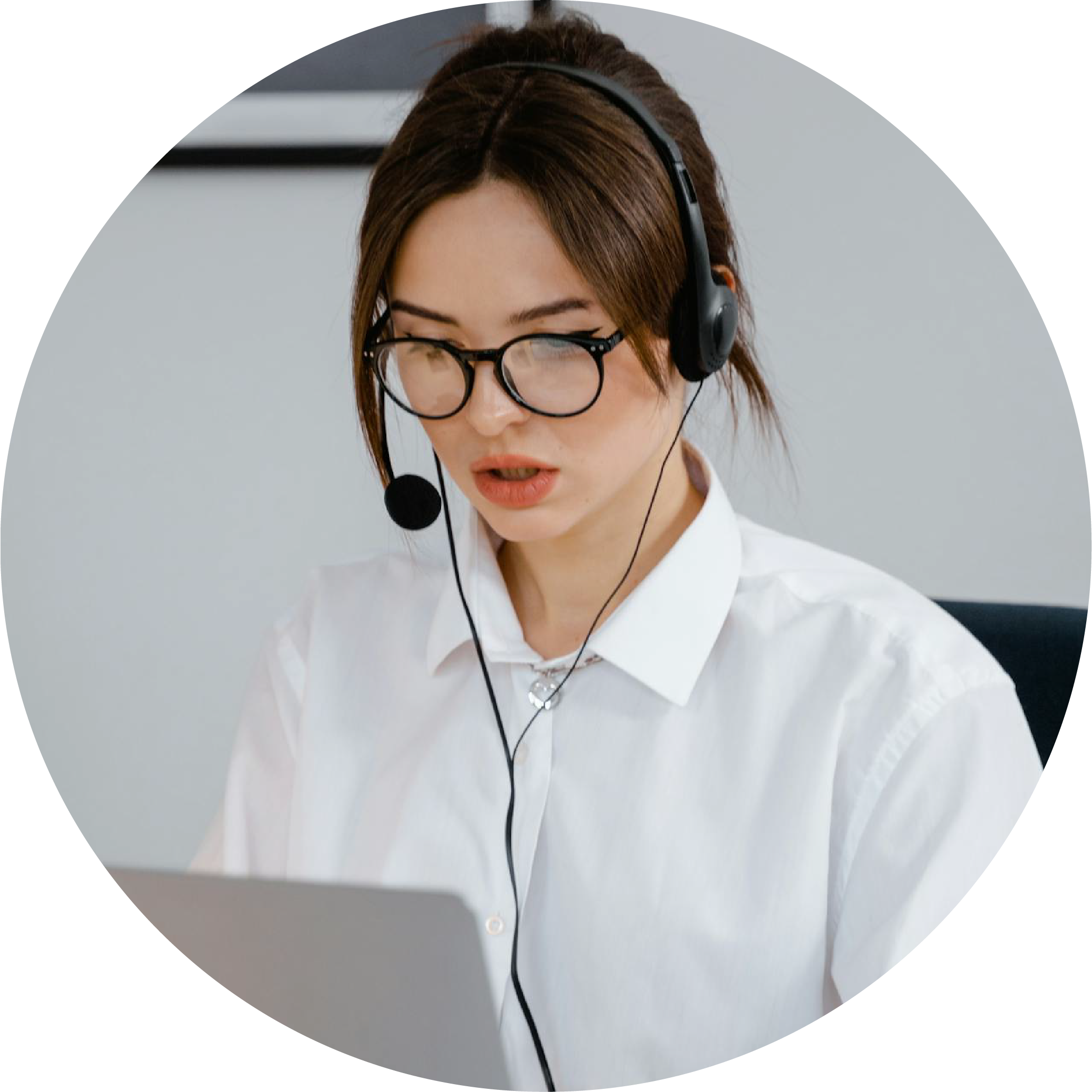 Intérprete técnica profesional con auriculares trabajando en laptop